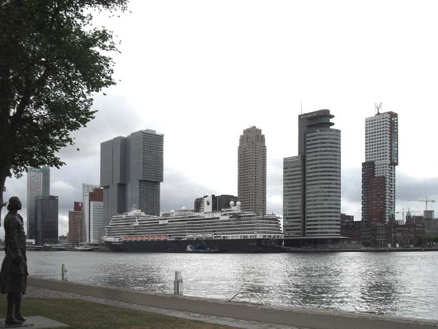 Cruiseschip ms Nieuw Statendam van de Holland America Line aan de Cruise Terminal Rotterdam